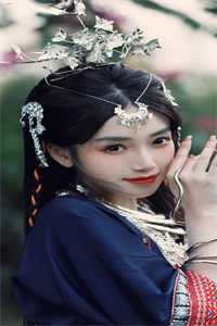 趁乱搬空女主仓库，她在荒年吃饱穿暖