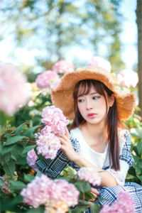 闪婚当天，我被亿万总裁抱走了
