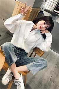 畅销小说睁眼八零夜，娇美村花靠美食暴富