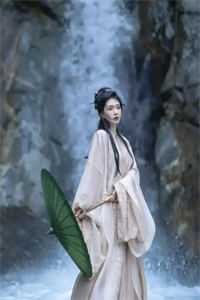 被蠢笨未婚妻的男友打伤后，她遭天谴了热门