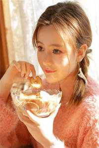 请闺蜜做了千元美甲后她男朋友拔掉了我的指甲阅读